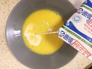 3、巧克力花生酱香蕉西多士,倒入牛奶