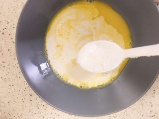 4、巧克力花生酱香蕉西多士,加入白砂糖