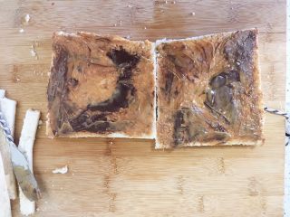 8、巧克力花生酱香蕉西多士,涂好备用