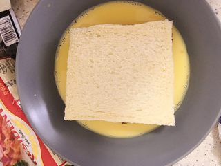 11、巧克力花生酱香蕉西多士,整体放入蛋奶混合液中