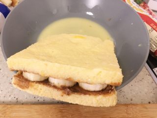 12、巧克力花生酱香蕉西多士,边边角角都要沾到蛋液