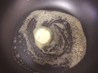 14、巧克力花生酱香蕉西多士,在不粘锅中融化黄油