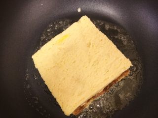 15、巧克力花生酱香蕉西多士,将组合好的吐司下锅煎