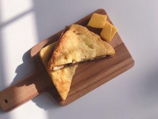 18、巧克力花生酱香蕉西多士,对角切开，一个巧克力花生酱香蕉西多士就做好啦