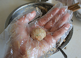 5、白菜丸子粉丝煲,戴上一次性手套(手套上可提前沾一点点水或油防粘),取适量的肉馅,两手交替摔打肉馅,一让肉馅变得结实有弹性,二让其成形。