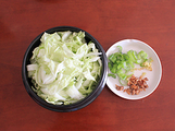 8、白菜丸子粉丝煲,大白菜、大葱洗净切丝,姜切末,海米提前泡发备用。