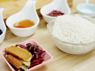 1、米饭天敌——从打米粉开始的一碗鲜香粉蒸肉,材料集合啦！！！