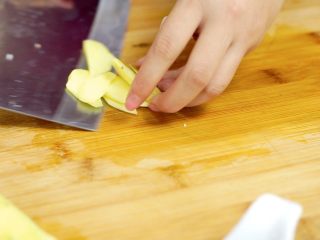 4、米饭天敌——从打米粉开始的一碗鲜香粉蒸肉,生姜切片