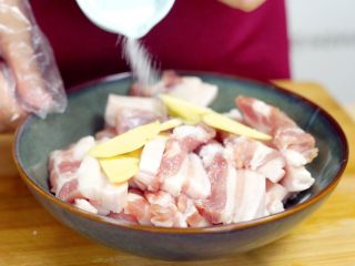 5、米饭天敌——从打米粉开始的一碗鲜香粉蒸肉,将生姜放入五花肉，再撒上少许盐