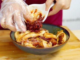 8、米饭天敌——从打米粉开始的一碗鲜香粉蒸肉,放入当地秘制的豆瓣酱