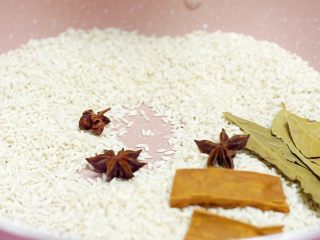 11、米饭天敌——从打米粉开始的一碗鲜香粉蒸肉,放入大料（桂皮，香叶，八角）