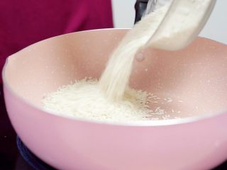 10、米饭天敌——从打米粉开始的一碗鲜香粉蒸肉,将糯米放入无油的锅中