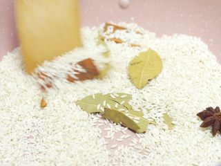 12、米饭天敌——从打米粉开始的一碗鲜香粉蒸肉,将糯米炒至微微变色