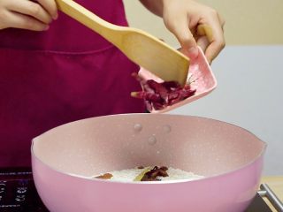 13、米饭天敌——从打米粉开始的一碗鲜香粉蒸肉,放入辣椒（一定不要提早放哟），喜欢的麻辣的可以放点花椒哟