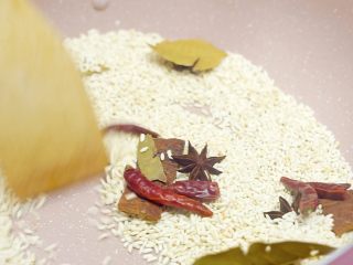 14、米饭天敌——从打米粉开始的一碗鲜香粉蒸肉,炒至米变成微黄色