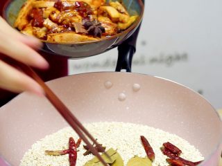 15、米饭天敌——从打米粉开始的一碗鲜香粉蒸肉,将大料夹出，放入腌制的肉中（辣椒不用夹出哟）