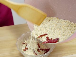 16、米饭天敌——从打米粉开始的一碗鲜香粉蒸肉,盛出炒好的糯米放凉待用