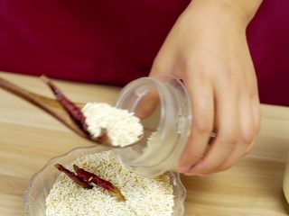 17、米饭天敌——从打米粉开始的一碗鲜香粉蒸肉,将放凉的糯米放入搅拌机