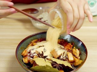 19、米饭天敌——从打米粉开始的一碗鲜香粉蒸肉,米粉倒入腌制好的肉中