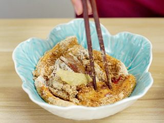 21、米饭天敌——从打米粉开始的一碗鲜香粉蒸肉,另取一碗，摆好粘了米粉的五花肉