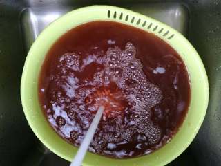 18、五彩饭,泡好的各色米单独清洗