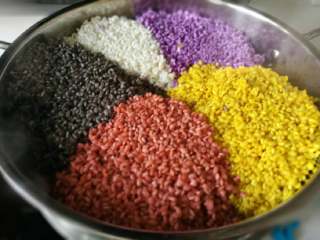 26、五彩饭,蒸锅水烧开摆放好米盖上盖大火蒸40分，根据自家火力熟了就好