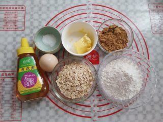 1、燕麦巧克力棒棒糖,饼干的所有材料准备好,分别称出需要的份量