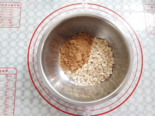 2、燕麦巧克力棒棒糖,取一只干净的盆子,倒入燕麦片和红糖粉,混合均匀