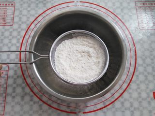 3、燕麦巧克力棒棒糖,加入过筛的低筋面粉和小苏打粉