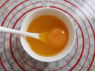 5、燕麦巧克力棒棒糖,加入鸡蛋,混合均匀