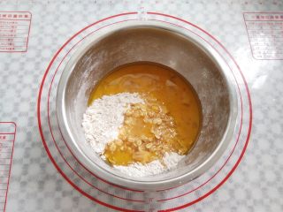 6、燕麦巧克力棒棒糖,步骤5的材料倒入面粉盆里