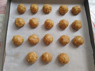 8、燕麦巧克力棒棒糖,戴上一次性手套把面团抓成球,搓圆一点。同时预热烤箱160度