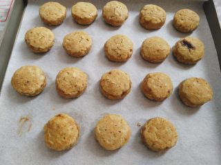 10、燕麦巧克力棒棒糖,烤到半程的时候拿出来再次搓圆一点。再继续,烤到预设时间结束。取出放凉