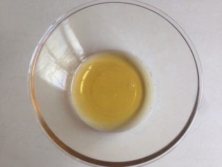 1、小鱼儿蔓越莓绿豆月饼,转化糖浆和花生油放到碗里