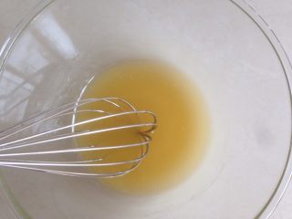 2、小鱼儿蔓越莓绿豆月饼,用手动打蛋器将它们拌均匀，乳化好
