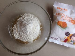3、小鱼儿蔓越莓绿豆月饼,加入月饼粉