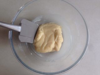 4、小鱼儿蔓越莓绿豆月饼,拌成柔软的面团，在碗上面盖保鲜膜，静置1个半小时