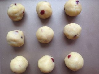 5、小鱼儿蔓越莓绿豆月饼,静置的期间，将绿豆蔓越莓馅料分成30克/个，搓圆，盖保鲜膜备用