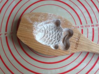 7、小鱼儿蔓越莓绿豆月饼,木质鱼模具洒上玉米淀粉，将多余的粉敲出来