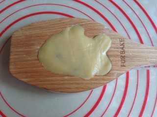 9、小鱼儿蔓越莓绿豆月饼,粘点玉米淀粉防粘，多余的粉拍掉。放入模具里，慢慢推满整个模，用手掌压平一下