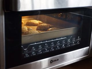 11、小鱼儿蔓越莓绿豆月饼,移至不粘烤盘上。放进已经预热好上火180度，下火175度的东菱K40C烤箱中下层，烘烤5分钟定型