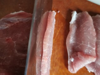 2、茄汁猪扒【酸甜可口，肉质嫩滑，百吃不厌】,猪肉吸干水份，均匀地切成3-4mm厚的片状，这样厚度的肉不需要拍打松弛（肉汁也不会因此流失），直接腌制起来吸收又好又快。