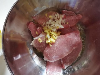 3、茄汁猪扒【酸甜可口，肉质嫩滑，百吃不厌】,切好的猪扒放入盘子内，把少许油，姜蓉、蒜蓉、料酒、柠檬汁、蛋清、淀粉、糖，加入捞均匀。