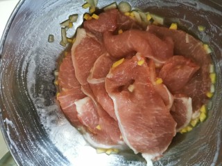 4、茄汁猪扒【酸甜可口，肉质嫩滑，百吃不厌】,腌制30分钟。（天气热要封上保鲜膜放冰箱里）