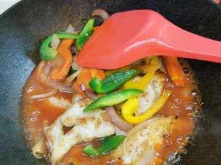 11、茄汁猪扒【酸甜可口，肉质嫩滑，百吃不厌】,猪扒和配菜同时加入，翻炒裏汁。