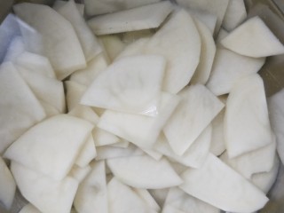 4、酱香土豆炒腊肠,切片，清水浸泡。