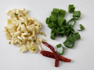 5、酱香土豆炒腊肠,准备干辣椒，蒜末，蒜苗叶。