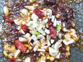 8、酱香土豆炒腊肠,放蒜末，干辣椒煸炒。