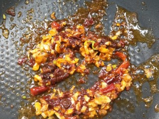 9、酱香土豆炒腊肠,小火煸香。