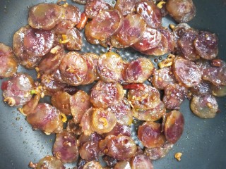 11、酱香土豆炒腊肠,小火翻炒，让腊肠出油。